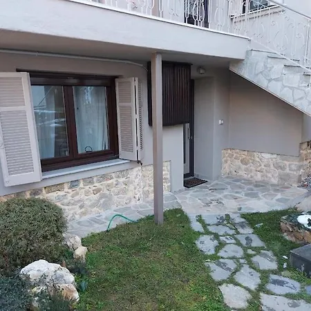 ισόγειο με κήπο. Special Design!